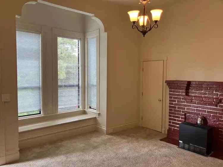 Rent Bright 1 Bedroom Apartment Unit in Oakland with Parking