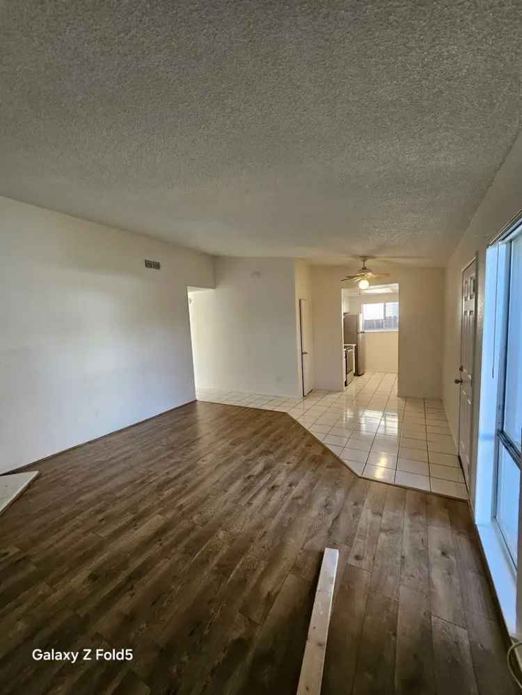 Rent Single Story Apartment in Elk Grove with 3 Bedrooms and 2 Baths