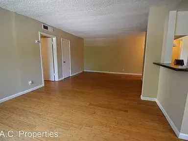 Rent 3 Bedroom Apartment in Coldwater Canyon with Great Features