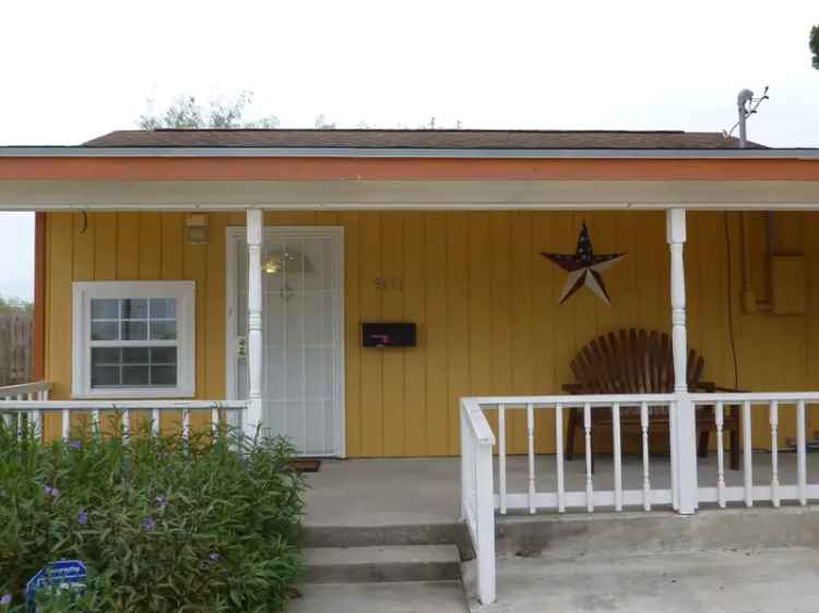 Rent Cozy Cottage in Calallen Area with Large Porch and All Bills Paid