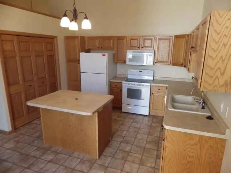 Rent Upscale Townhouse in St Cloud with 3 Bedrooms and Modern Features