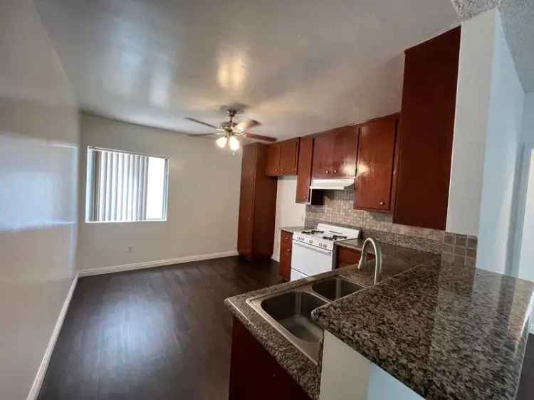 Rent Apartments in South Torrance with Pool and Laundry Facilities