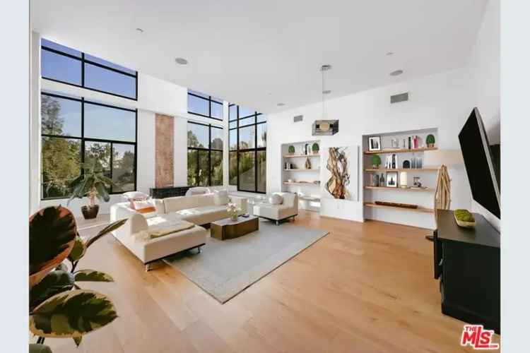 Rent Luxurious Hollywood Glass House with Infinity Pool and Spa