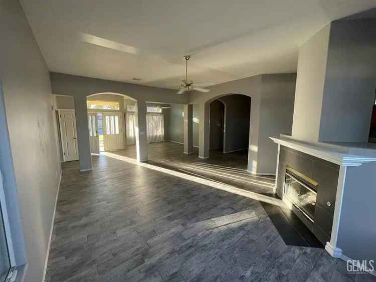 House For Sale in 200, Via Roblada, Bakersfield, California