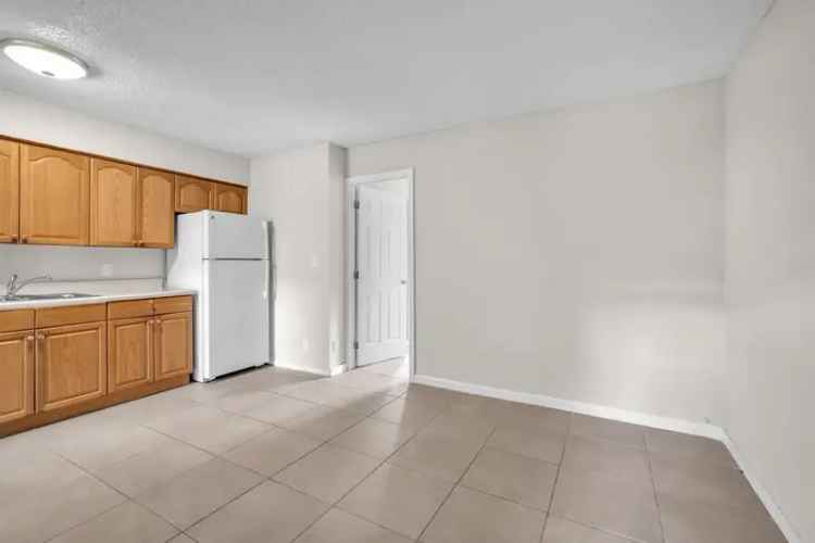 Rent Apartments in Oakland Park with Pool and Modern Features