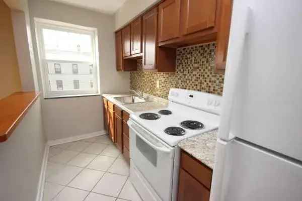 Rent Apartments in Bloomfield with Modern Amenities and Green Space