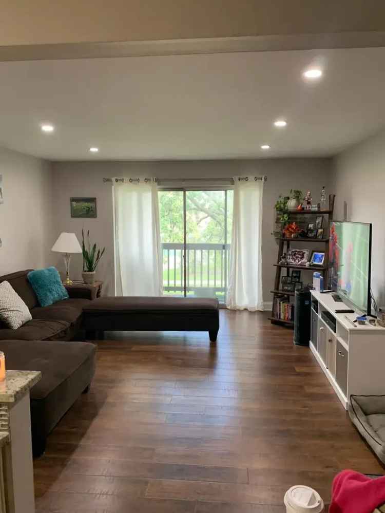 Apartment Rent Remodeled 1 Bedroom in Great Location with Pool Access