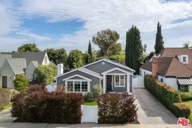 House For Sale in 1820, South Wooster Street, Los Angeles, California