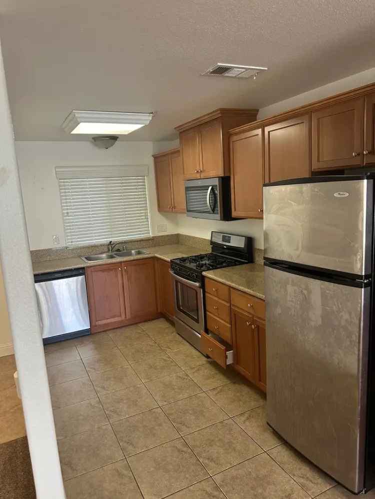 Rent Beautiful Townhouse Unit in Kingsburg CA with La Buena Vide Features