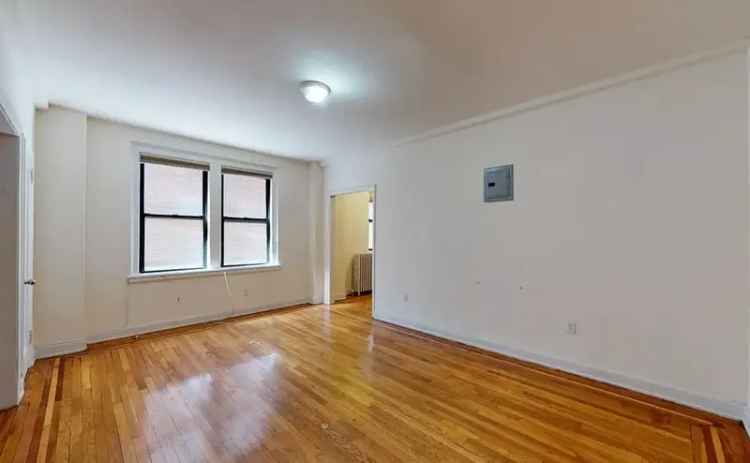 Rent Large Alcove Studio Apartment in Prime Upper West Side With Features