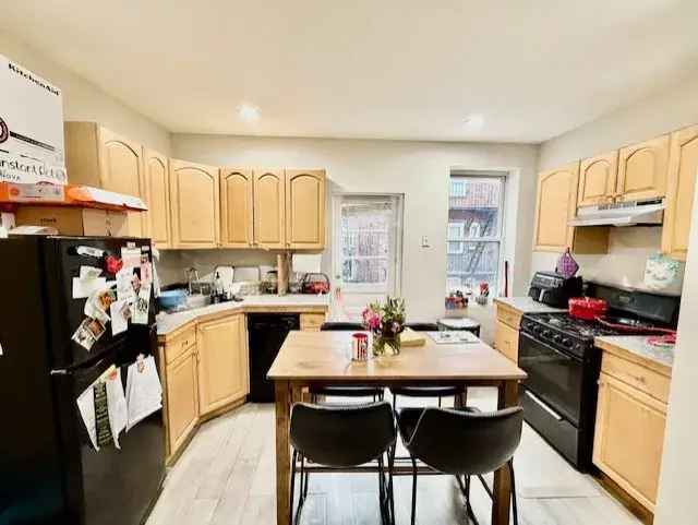 Rent Spacious Apartment Unit with 3 Bedrooms in North End