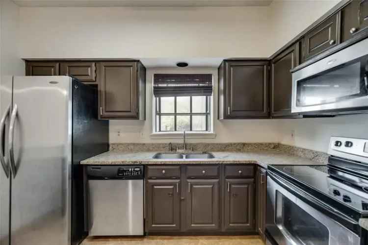 Rent Two Bedroom Condo in Dallas with Outdoor Patio and Modern Amenities