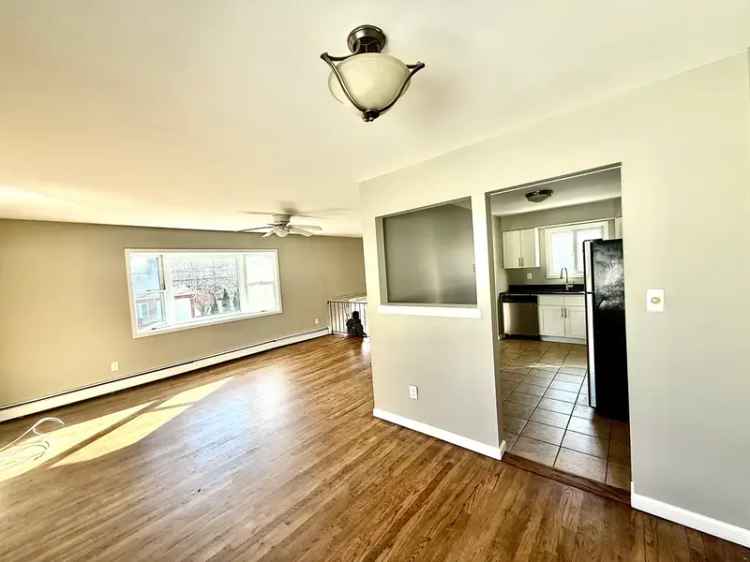 Apartment for Rent in West Babylon with 3 Bedrooms and Exclusive Parking