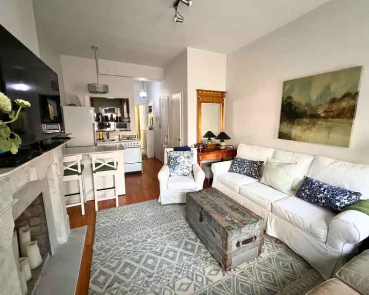 Rent Cozy Studio Apartment in Yorkville Near Public Transportation