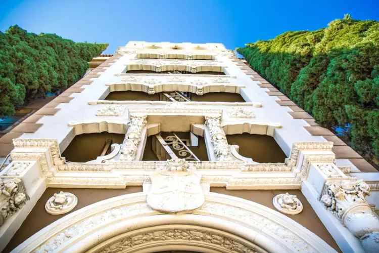 Rent Vintage Hollywood Apartments in La Leyenda with Onsite Amenities