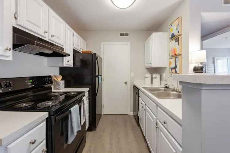 Rent Apartments in Gateway Lakes Grove City with Pool and Dog Park