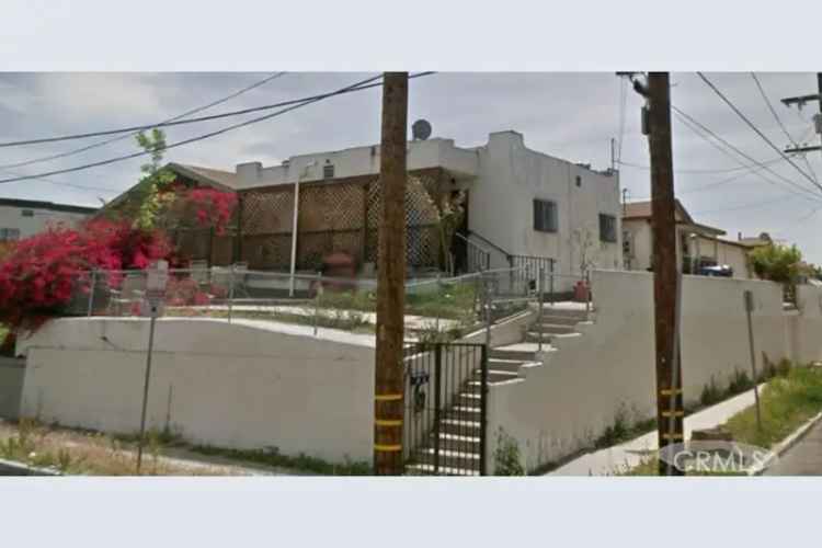 Investment opportunity triplex in prime neighborhood with attractive features