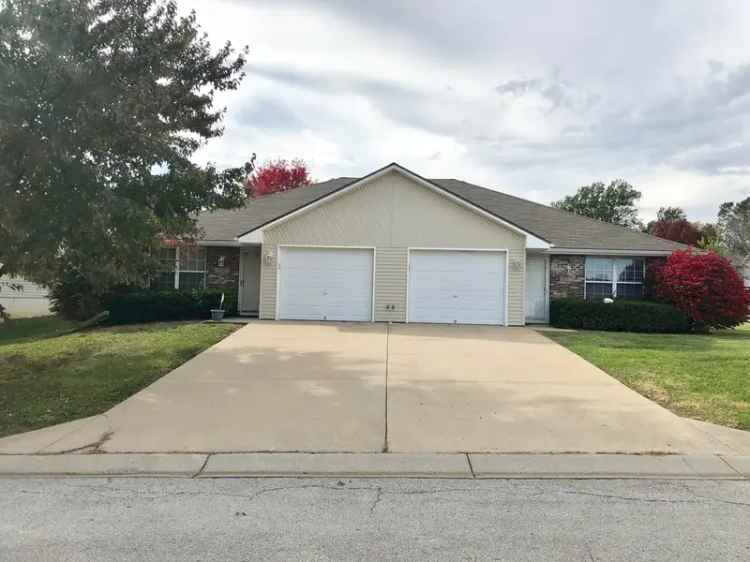 Rent Duplex in Blue Springs with 2 Beds and Garage