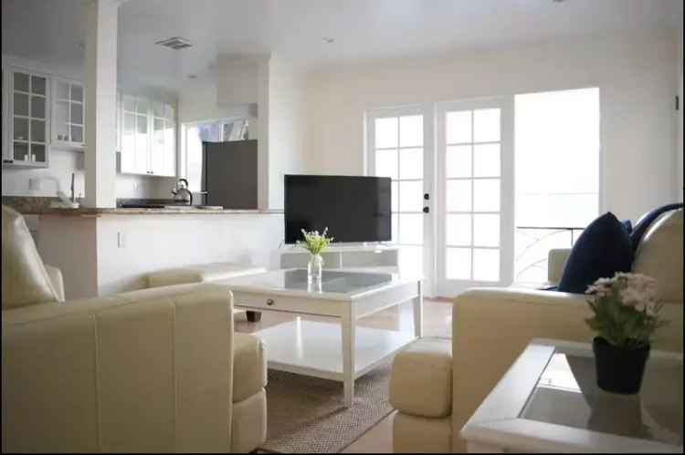 Rent Spacious Apartment Unit with 2 Beds and 1 Bath in Santa Monica