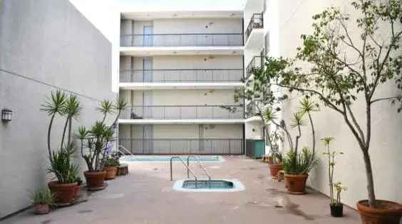 Rent Lakeview Apartments in Los Angeles with Pool Spa and Gym