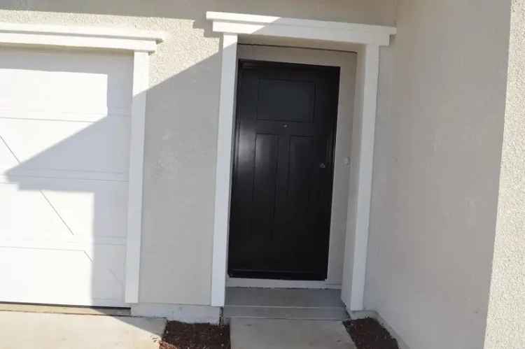 Rent a Modern House in North Merced with Kitchen Island and Yard