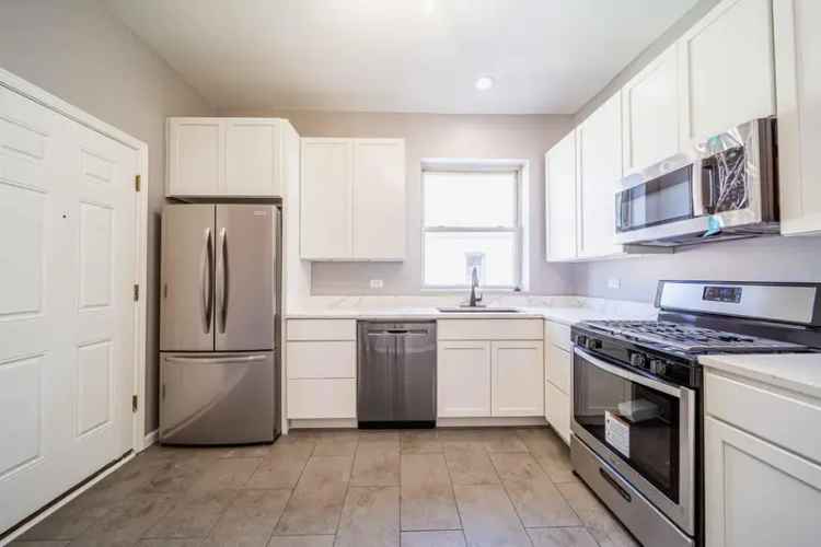 Rent Newly Renovated Apartment with 2 Beds in Humboldt Park