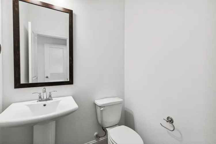 Townhouse rent in Harvest with modern upgrades and amenities