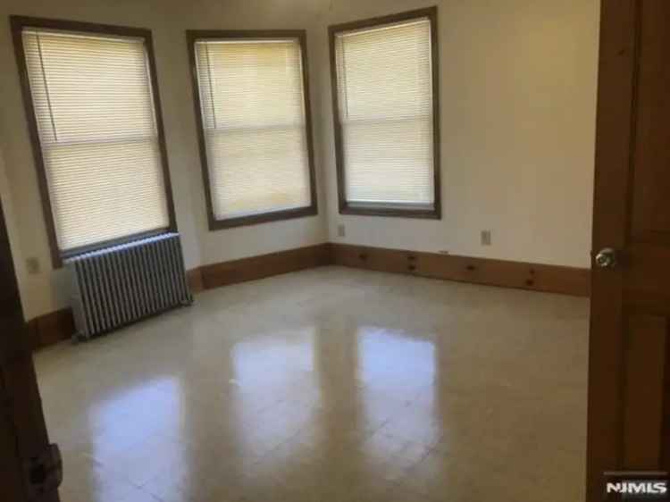 Rent Apartment Unit in Corner Building with 4 Bedrooms Near Harrison Ave