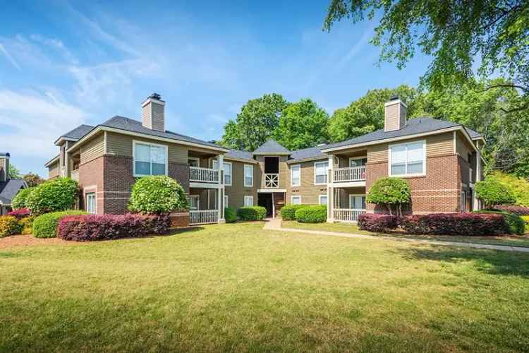 Apartments for Rent in Oak Ridge at Pelham with Beautiful Courtyards