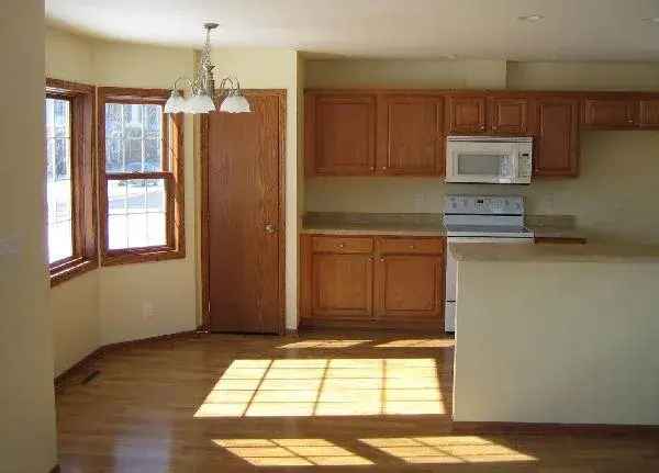 Rent Spacious 3 Bedroom Townhouse in Somerset with Great Amenities