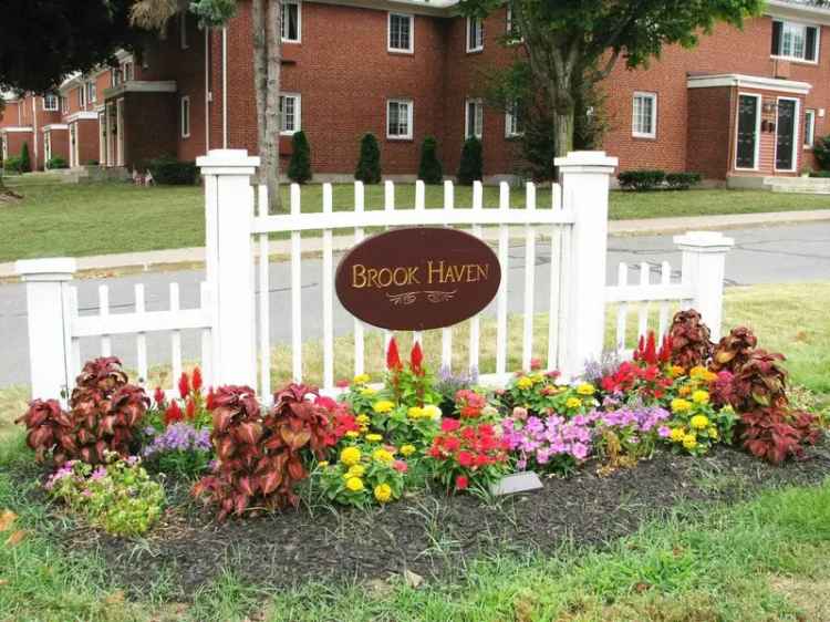 Rent Beautiful Brook Haven Apartments with Pool Near Buckland Mall