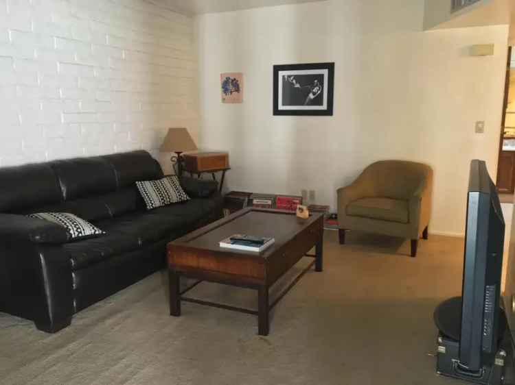 Rent Deluxe One Bedroom Condo on Third Street Bike Path