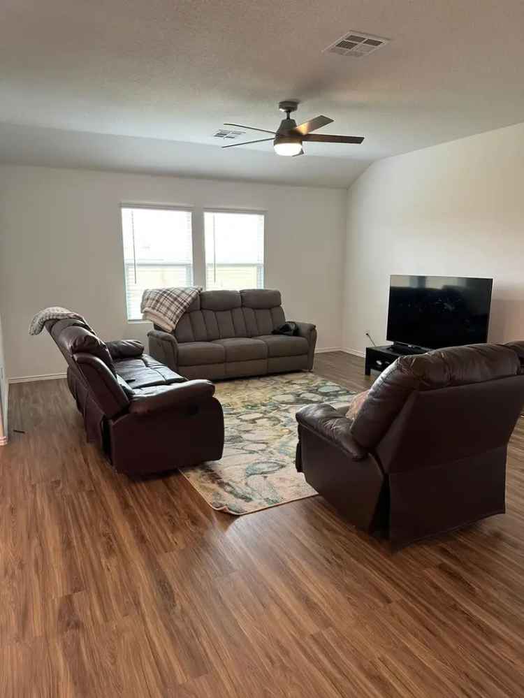 Rent Charming Single Story Home in Hutto Highlands with Modern Features