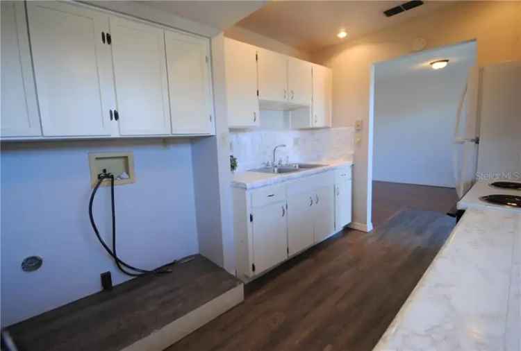 Rent One Bedroom Villa in Clearwater with Modern Features and Parking