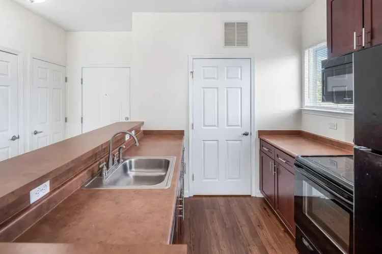 Rent Apartment with Washer Dryer and Parking in 12 Month Lease