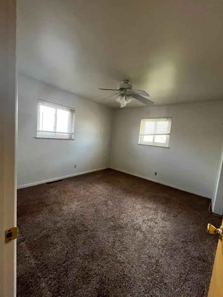 Rent 2 Bedroom Apartment Unit in a 4 Plex with Laundry and Parking