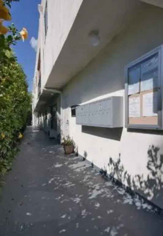 Rent Spacious One and Two Bedroom Apartments in West Hollywood