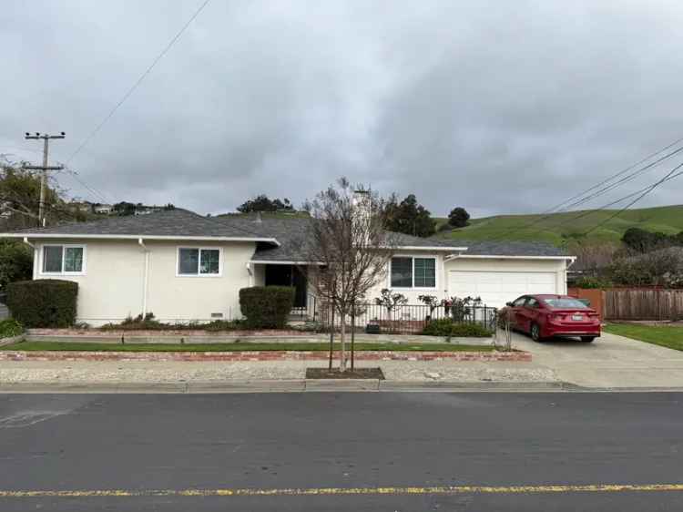 Rent Single Family House in Hayward with 3 Beds, 2 Baths and Garage