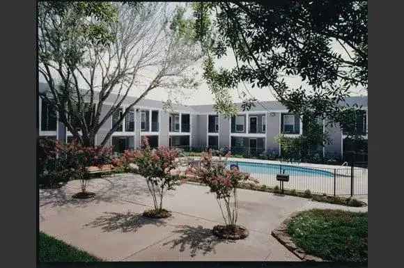 Rent Apartments in Southmore Park with Swimming Pool and Laundry Facilities