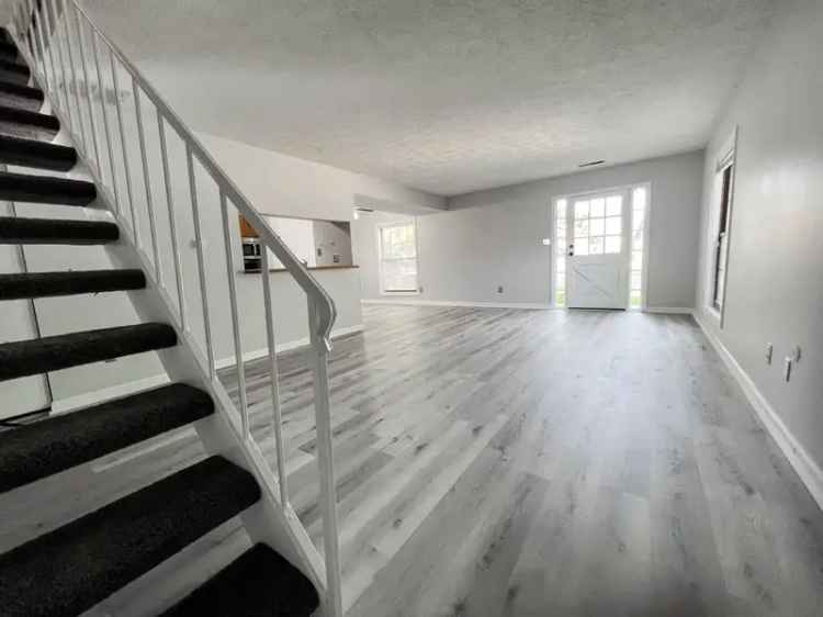 Rent Beautiful 3 Bedroom Apartment Unit in Bloomington with Community Amenities