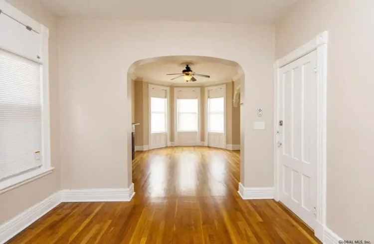 Rent 2 Bedroom Apartment in Albany with Office and Modern Amenities