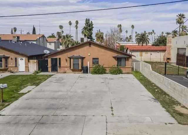 Buy Duplex in Downtown Bakersfield with Spacious Investment Opportunity