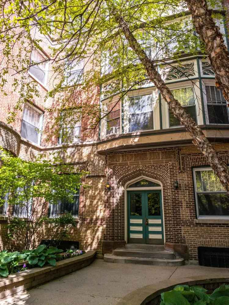 Rent Apartments in Lincoln Park with Courtyard Access