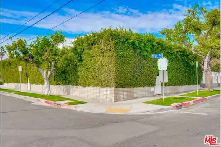 Duplex for rent in City of LA with private yard and modern features