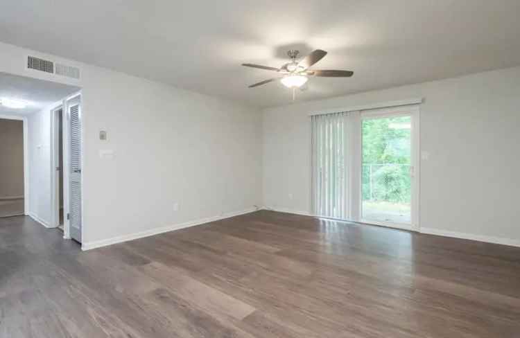 Rent apartments in Alabaster with modern features and spacious patios