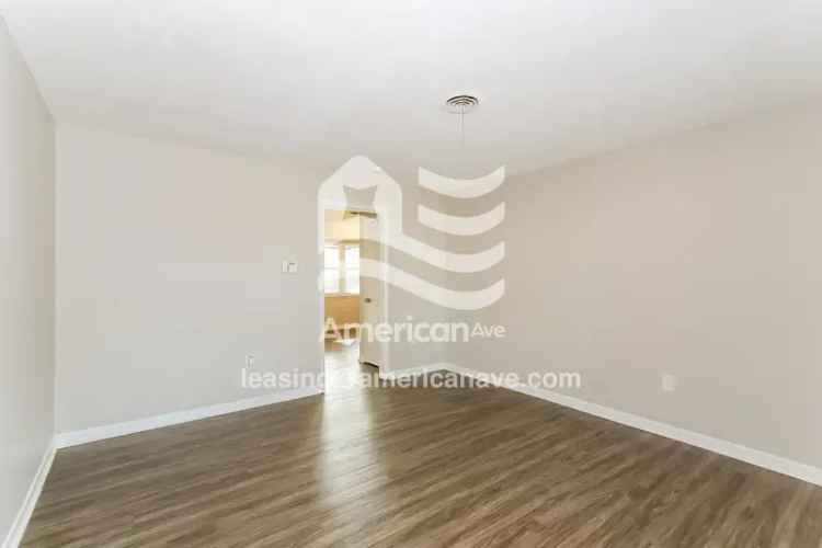 Rent 3 Bedroom Home with Garage in American Avenue