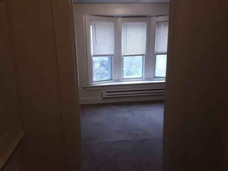 Rent Apartment Unit with Walk-in Closets Near Toledo Downtown