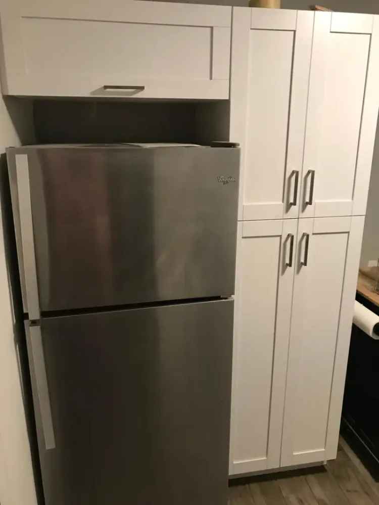 Rent Apartment Unit in SOHO with Modern Kitchen and Pet Friendly Features