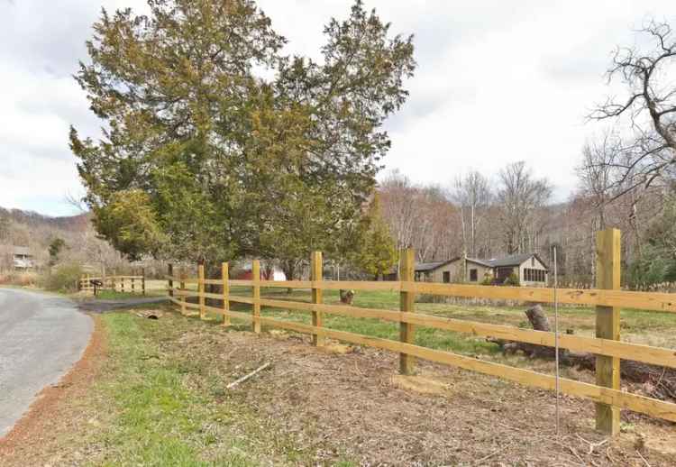 Farmhouse for Rent in Asheville with Two Bedrooms and Outdoor Patio