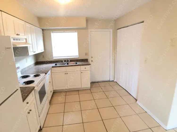 Rent 2 Bedroom Apartment Unit in Winter Haven with Scenic Lake Views